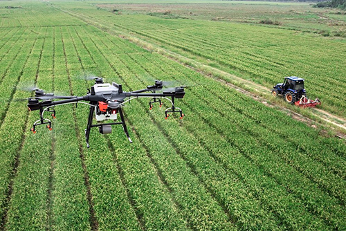 drone in aiuto all' uomo